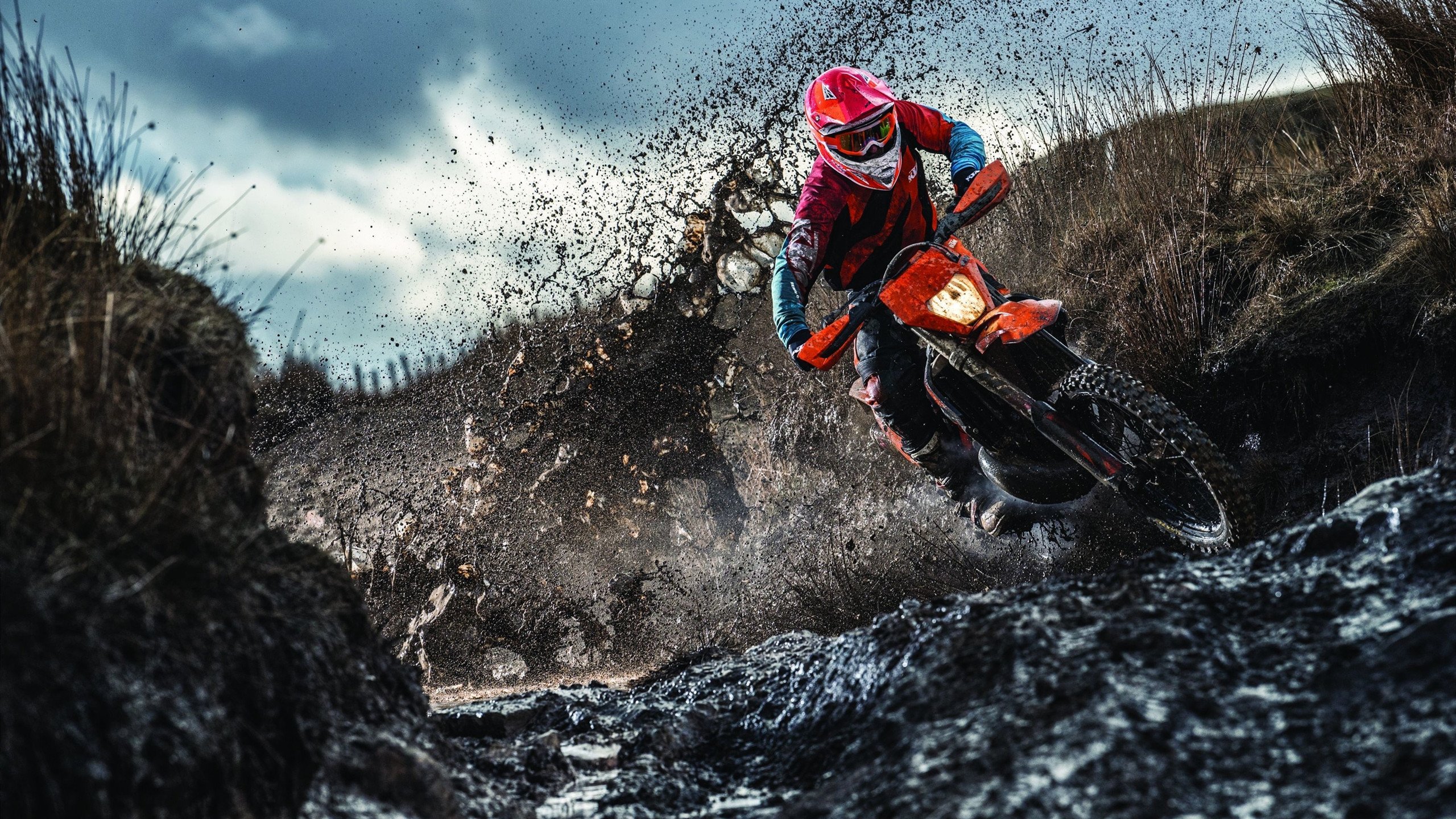 开云体育-运动员专访：他们的训练秘籍大公开，运动员刻苦训练视频