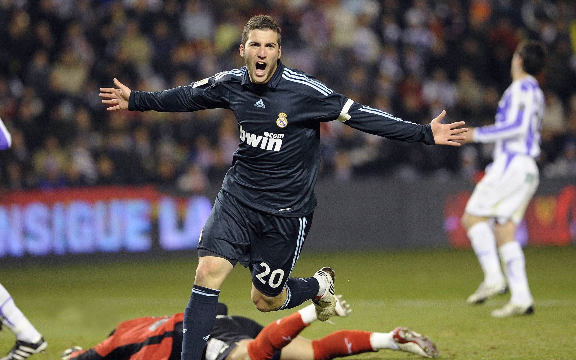 西布朗进攻端多点开花,铝土矿工盼摆脱降级区,西布朗vs狼队