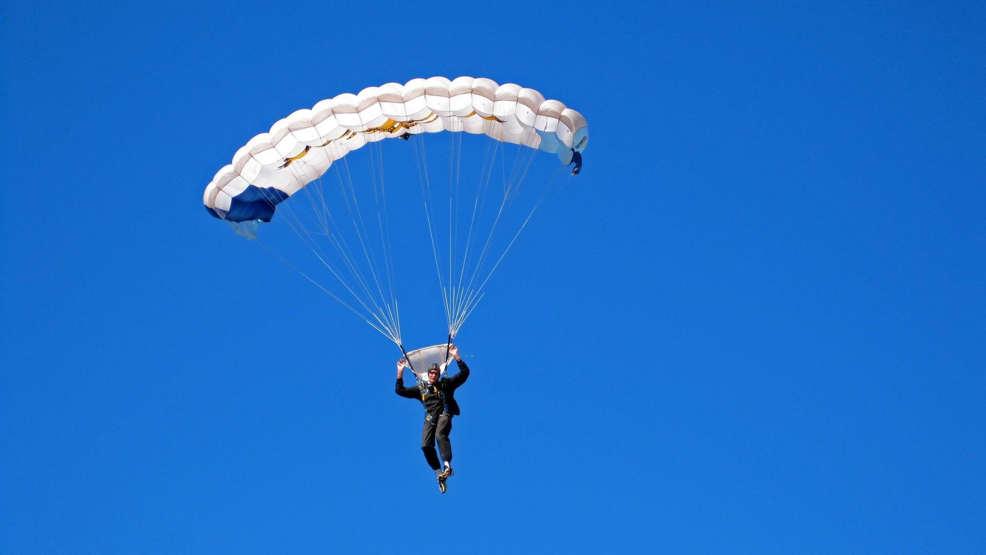 开云·体育官网APP下载-“简阳文体中心：羽毛球赛场高手对决，观众连连喝彩”