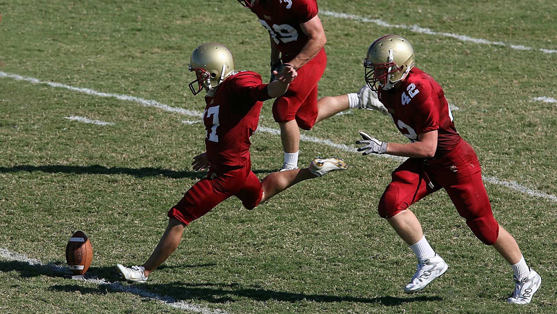 开云官网在线-英超球队视频分析系统提升中场组织与防守协作效率，英超球队战术